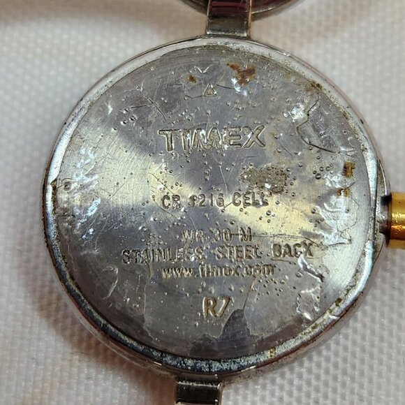 Vintage Womens Timex Indiglo Gold/Silver Tone Analog Linked Bracelet Wrist Watch - Picture 5 of 5